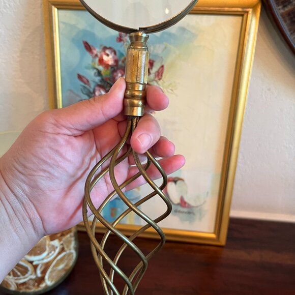 Antique Ornate Brass Art Nouveau Magnifying Glass Shell Inlay Decor Timeless - Picture 3 of 13